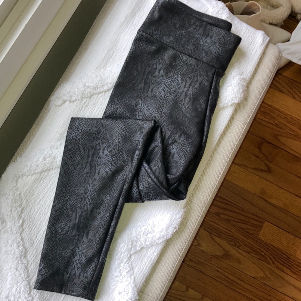 Size M Express spanx like feel legging